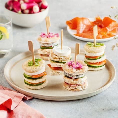 Mini Sandwiches Au Fromage De Ch Vre Frais Saumon Fum Et Concombre