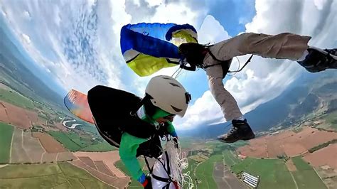 Gleitschirme kollidieren und verheddern sich Paraglider stürzen ab