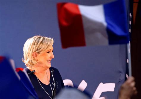 Le Pen Devance Macron Et Fillon Selon Un Sondage