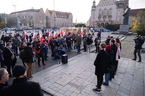 Manifestacja Murem Za Polskim Mundurem Na Placu Mickiewicza W