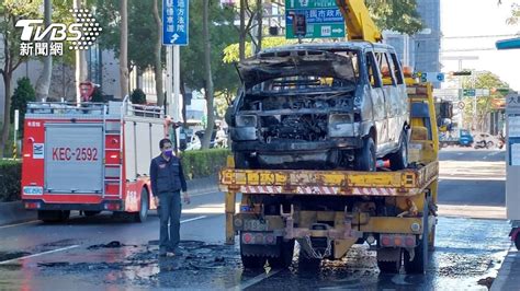 30年老車停紅燈冒煙！他急搬出易燃冷媒 下秒燒成火球 Yahoo奇摩汽車機車