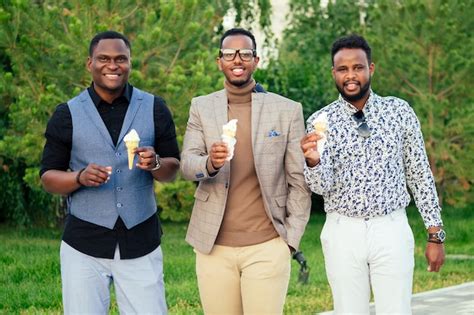 Un grupo de tres hombres negros con elegantes trajes una reunión en un