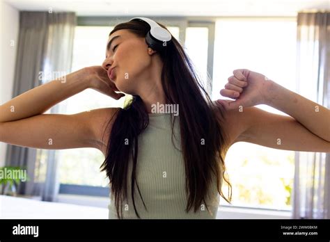 Asian Woman Brunette Hi Res Stock Photography And Images Alamy