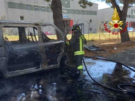 Lamezia In Fiamme Minibus Intervento Dei Vigili Del Fuoco