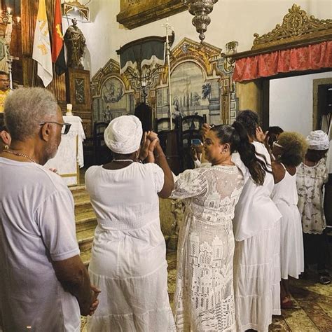 Preta Gil reúne amigos e familiares durante missa em Salvador Dia de