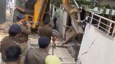 Umesh Pal Murder Case Accused Atiq Ahmeds Kin House Bulldozed Video