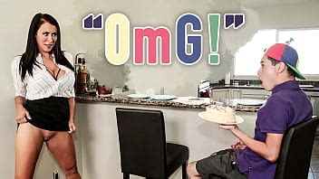 BANGBROS Juan El Caballo Loco se consigue una MILF caliente Reagan Foxx para su cumpleaños