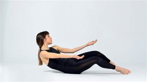 Joven Mujer Yogui Deportiva Practicando Yoga Haciendo Pose Haciendo