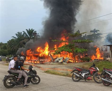 Ditinggal Penghuni Sijago Merah Lahap Bangunan Papan Di Duri