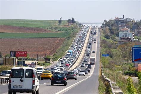 Bayram tatili nedeniyle herkes yollara düştü Trafik durdu yola