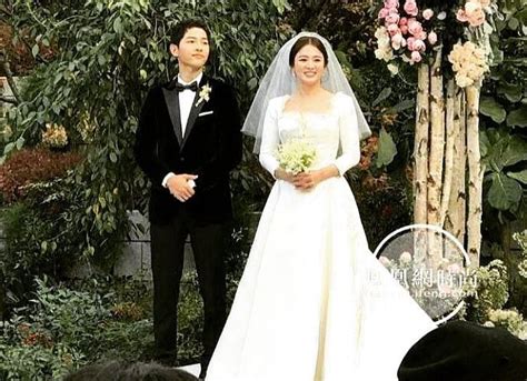 Song Joong Ki And Song Hye Kyo Kiss At Star Studded Wedding The Groom