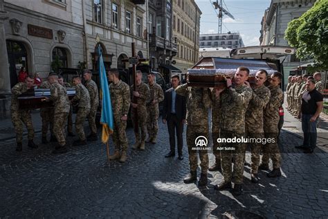 Hayat N Kaybeden Ukrayna Askerleri I In Lvivde Cenaze T Reni