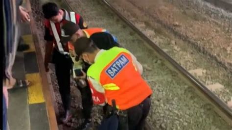 Viral Wanita Nyaris Tertabrak Krl Berhasil Diselamatkan Dengan Cara