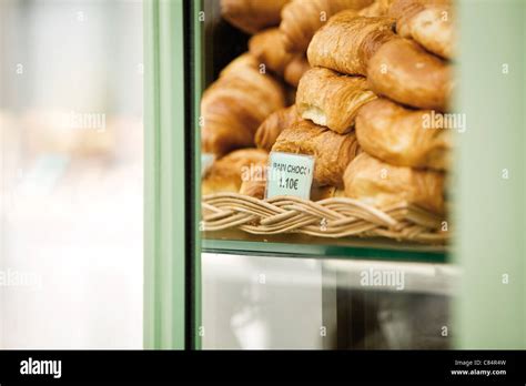 French bakery window nobody hi-res stock photography and images - Alamy