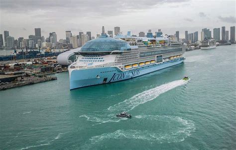 Größtes Kreuzfahrtschiff der Welt läuft in Heimathafen ein