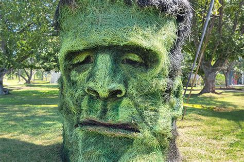 16 Hay Bales That I Sculpted To Look Like Pop Culture Characters For