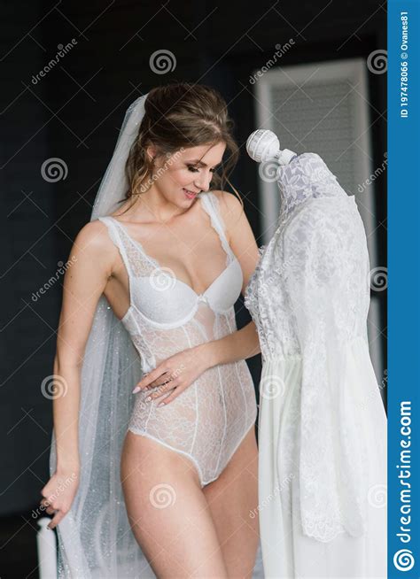 Linda Noiva Em Lingerie De Rendas Brancas Ombro Desnudo Sentado Em Um Quarto De Hotel Feliz