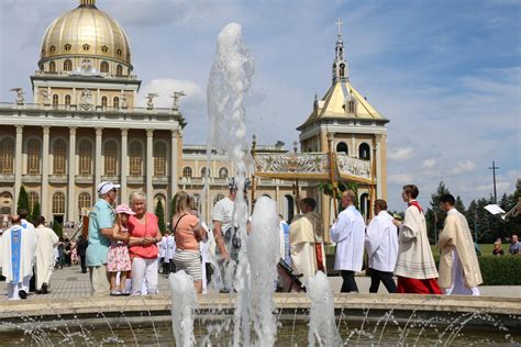 Procesja Eucharystyczna W Licheniu Z Okazji Uroczysto Ci Wniebowzi