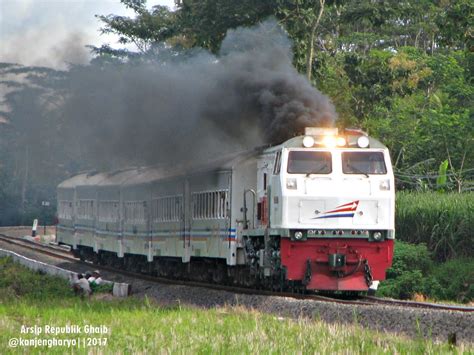 Kereta Api Indonesia Ketika Lokomotif CC203 Erupsi Menarik Rangkaian