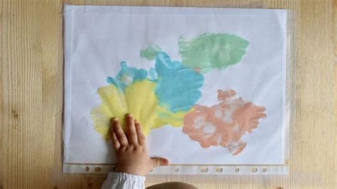 Peinture propre une activité sensorielle pour les bébés inspirée de