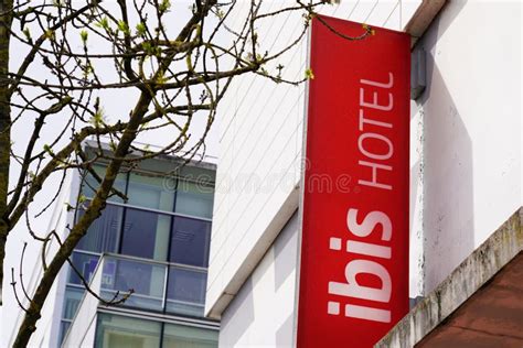 Logotipo Del Ibis Sign Y Construcción De Fachada De Hotel De Marca