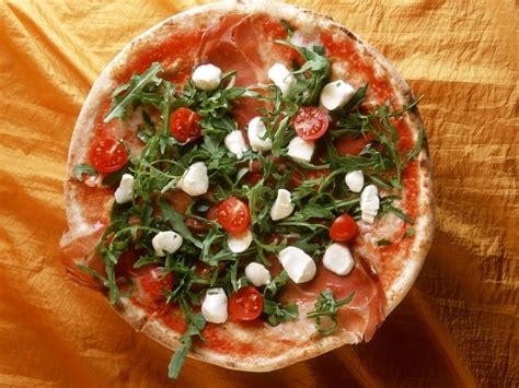 Prosciutto Pizza with Arugula, Tomatoes and Mozzarella Recipe | EatSmarter