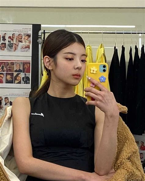 10 Potret Elegan Lia ITZY Saat Pamer Mirror Selfie