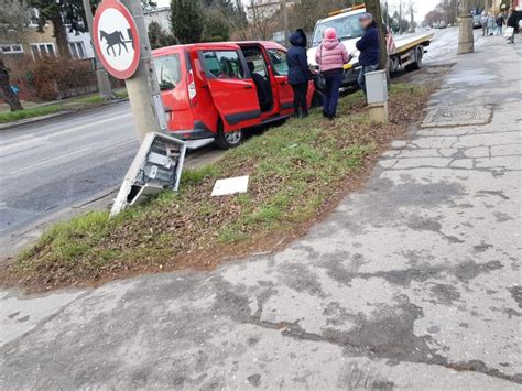 Przepuszczali Przechodz C Przez Jezdni Kobiet Z W Zkiem Kieruj Ca