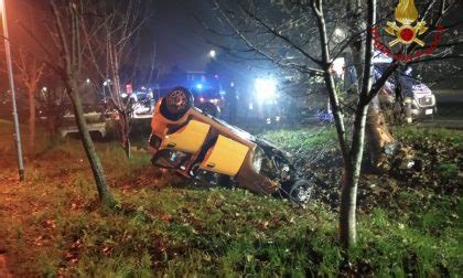 Romano Di Lombardia Si Ribalta Fuori Strada Con L Auto Intervengono I