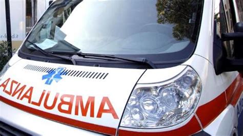 Incidente Sul Lavoro A Staglieno Operaio Si Ferisce Con Una Lastra Di