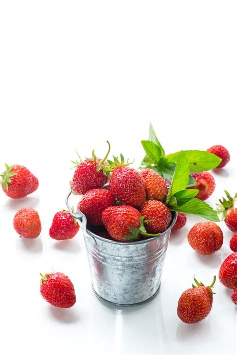 Fresas Naturales Maduras Rojas Aisladas En Fondo Blanco Foto De Archivo