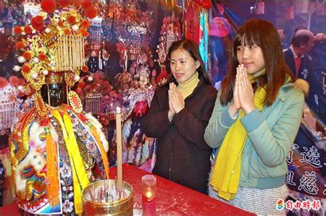 媽祖保庇／不忍母淋雨 孝女擲筊贏轎車 地方 自由時報電子報