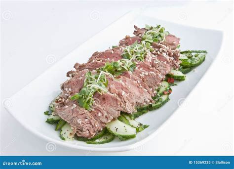 Salada Rara Do Bife Da Faixa Imagem De Stock Imagem De Folha Carne