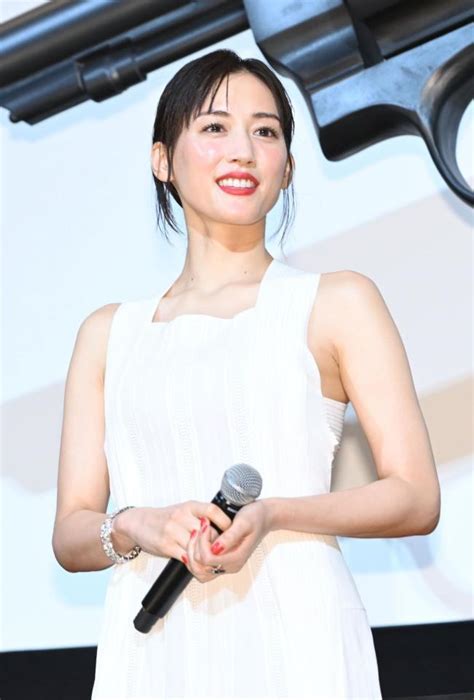 綾瀬はるか 美背中パックリ純白ドレスで降臨 主演映画「リボルバー」舞台あいさつ芸能デイリースポーツ Online