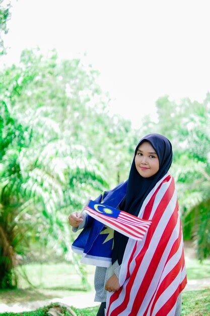 Premium Photo Muslim Woman Happy Holding A Malaysian Flag Malaysia