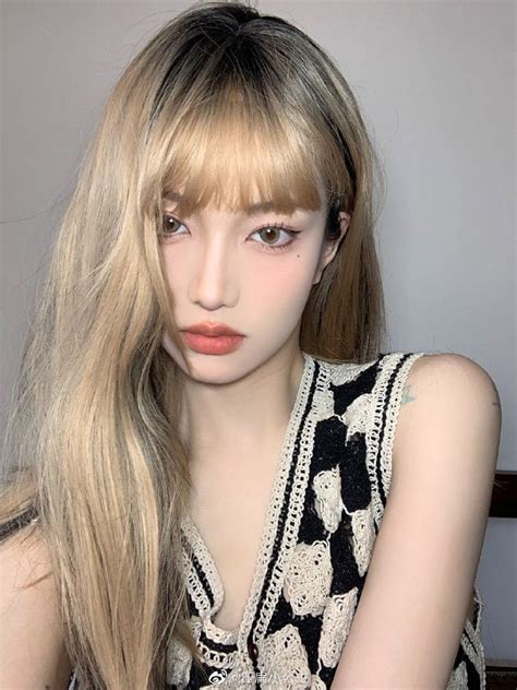 Weibo 压扁小公主 Beautiful Eyes Medium Long Haircuts Blonde Asian