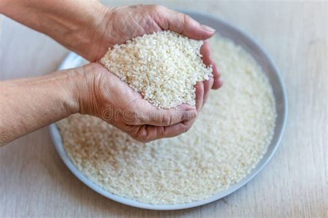 Arroz Blanco En La Antigua Mano Y En Un Plato Sobre La Mesa Foto De