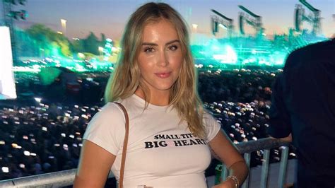 Valentina Ferragni con la t shirt più amata dalle star Small tits