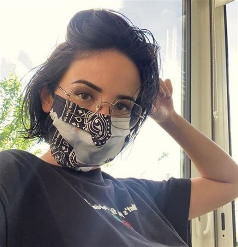 Agathe Auproux Saffiche En T Shirt Sans Soutien Gorge