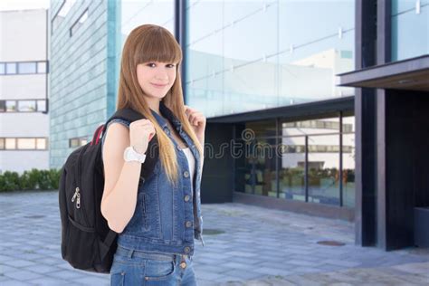 Fille Dans Luniforme Scolaire Se Tenant Dans Le Campus Et Pensant Au