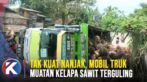 Truk Fuso Muat 9 Ton Kelapa Sawit Terguling Di Sukoharjo Pringsewu