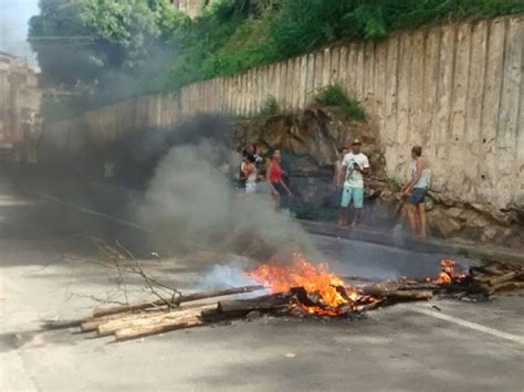 G1 Moradores de Colatina protestam após Samarco parar de distribuir