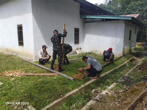 ANGGOTA SATGAS YONIF 144 JY MELAKSANAKAN KARYA BHAKTI KANTOR DESA