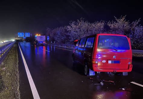 Lehre Vw Bus Kracht Auf A In Lkw Regionalheute De