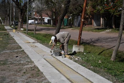 La Municipalidad fabrica sus propias baldosas podotáctiles