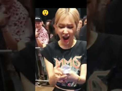 Rosé s reaction to fan s presents queen of meme Blackpink Rosé