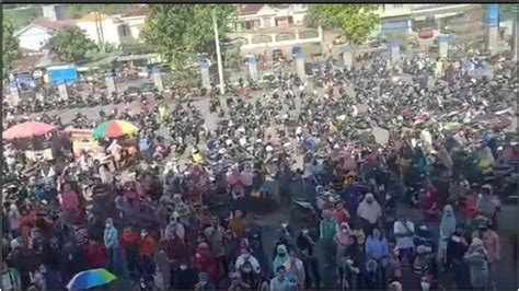 Warga Ramai Membludak Operasi Pasar Minyak Goreng Di GOR Megang