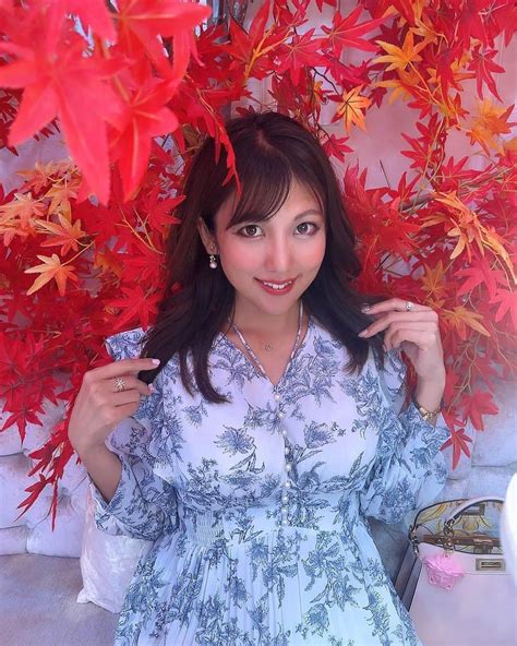 神谷麻美さんのインスタグラム写真 神谷麻美instagram「紅葉 まみれ ️👸🍁 ️ ️ 秋 だね👼🏻‎🍁 ️ ️」11月13日