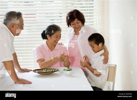 Women Podding Peas Hi Res Stock Photography And Images Alamy