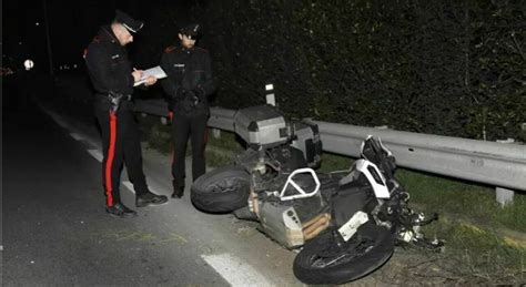 Turisti In Moto Travolti E Uccisi Da Un Auto Un Anziana Passa In Bici